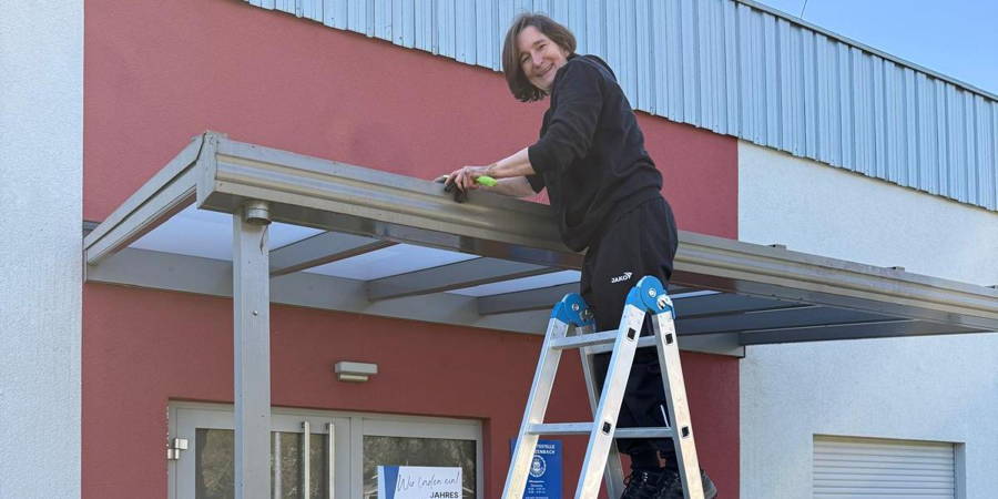 Sauberer Start in den Frühling: Einsatz vor der Halle